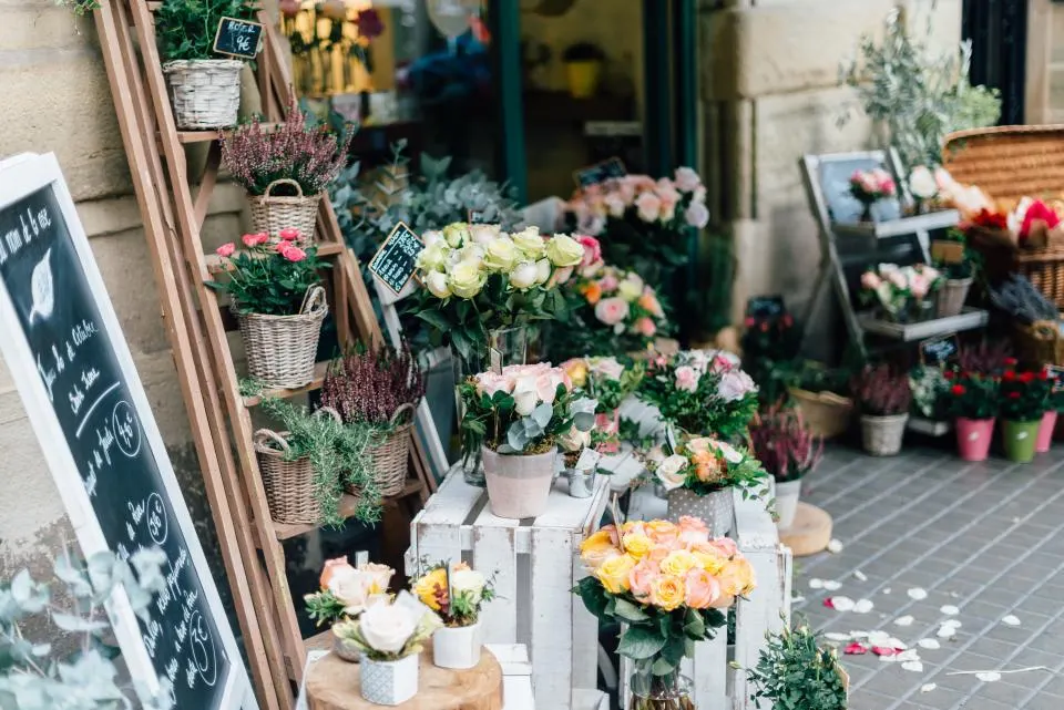 Fachada da floricultura com flores na calçada