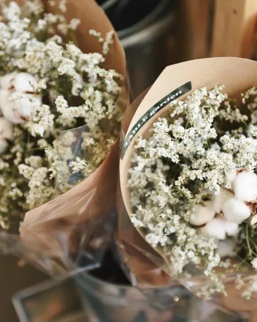 Buquês embrulhados em papel kraft